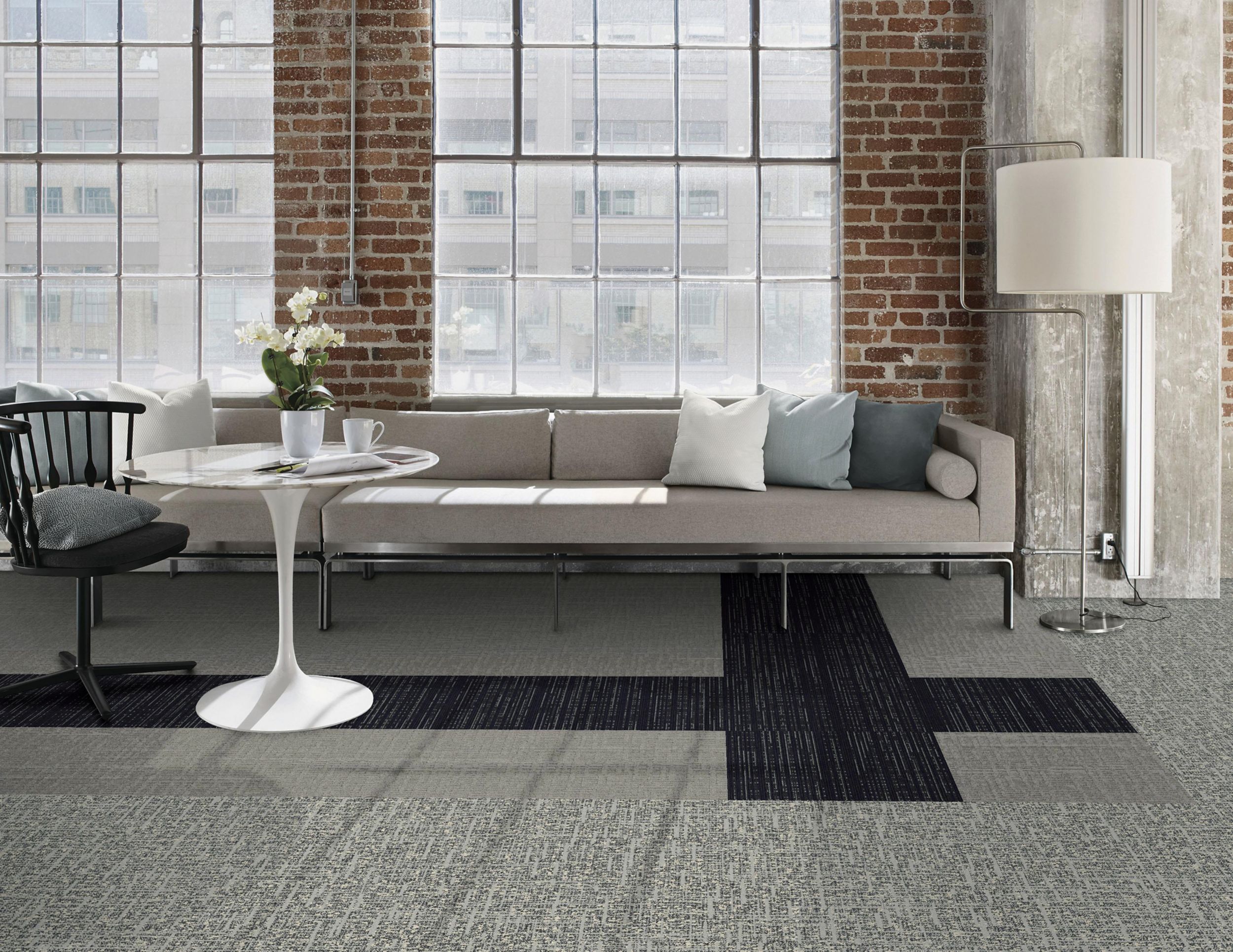 Interface Brownstone and WW890 plank carpet tile with Night Flight carpet tile in lounge area numéro d’image 6